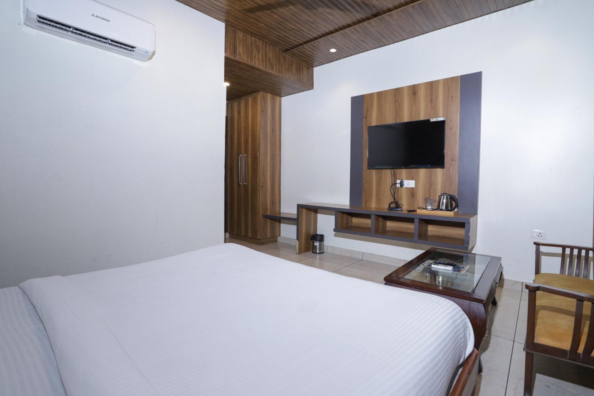Hotel Razia Inn Hisār Exteriör bild