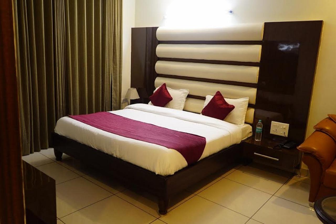 Hotel Razia Inn Hisār Exteriör bild